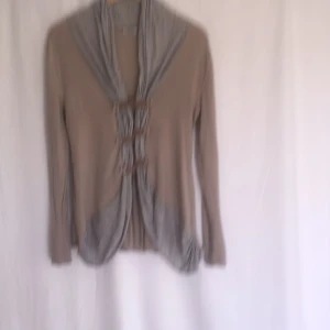  - Ovanlig och häftig hunkydory kofta i beige och grått. Nypris: 2500kr