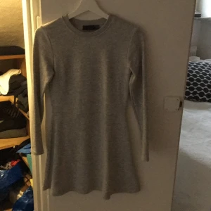  - Dress in Jersey fabrik. Very comfortable now in the autumn. Just a casual grey dress from Zara. Only used once. 