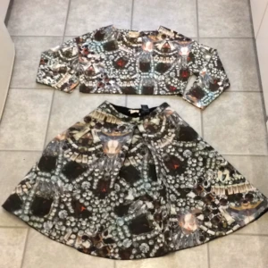  - Super coolt set med vippig kjol och kort topp, köps som set eller separat. 80 kr/del eller 150 kr för hela setet. Jättefint skick. 