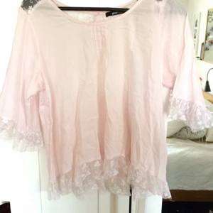  - Ljusrosa blus med spets i ryggen | Från GinaTricot