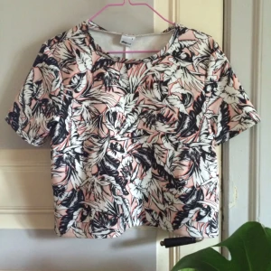  - 👌🏻Snygg boxig topp med monsteratryck👌🏻

• Storlek: Small
• Märke: Gina Tricot
• Material: 90% polyester 10% elastan 
• Skick: Helt ny, endast provad
• Övrigt: Inga som helst skavanker
• Frakt: 26kr