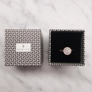  - Ring, rosguld färg. Edblad. Köpt för 290 kr, knappt använt.