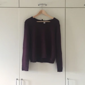  - Super snygg mörklila tröja 🌟
Aldrig använd