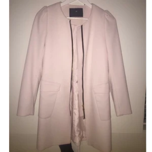  - Ljusrosa kappa från HM. 
Köpt för ett år sedan, använd ett fåtal gånger och är i perfekt skick!