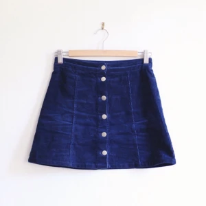  - Kort, mörkblå manchesterkjol från H&M med knappar fram. Tyvärr för liten för mig. 