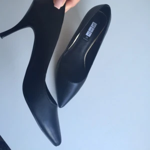  - Svarta klackar med äkta skinn i super bra sikt.