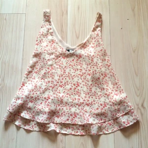  - snyggt blommigt sommarlinne från bikbok i bra skick! 🌸  kan lämnas i örebro, askersund eller hallsberg annars blir det pris+frakt  säljes pågrundav att jag har för mycket kläder i gareroben och den kommer helt änkelt inte till användning! 