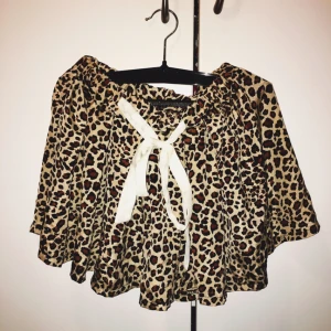  - Shorts med tunt tyg material.
Frakt 50kr.
Swish eller mötas upp i Strängnäs.