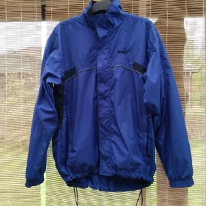  - Puma Windbreaker med reflex detalj i storlek S. Knappt använd och i väldigt bra skick. Kan hämtas i Gävle/Sandviken, annars står köparen för frakt kostnader. Betalning via swish eller kontant. Meddela för fler bilder.