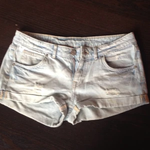  - Ljusa Jeansshorts i storlek 10 från Divided, H&M.   Kan mötas upp i Stockholms innerstad.  Köparen står för eventuell frakt. 