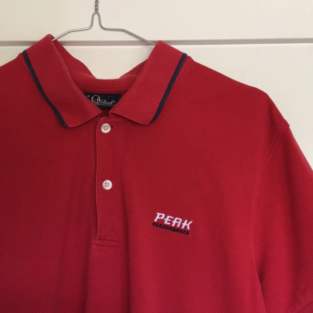 Piké tröja från Peak Performance i storlek M. T-shirts.