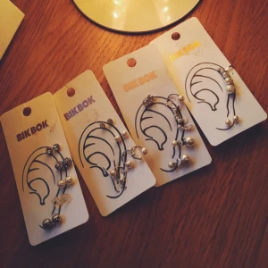  - Helt nytt set med örhängen från BikBok :)

Använder gärna swish :)
Frakt kostar 35kr (skickar helt med vadderat kuvert)
Annars 25kr.

Kan mötas i Vallentuna, Täby C eller Vällingby C.