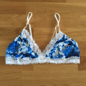  - Helt ny och oanvänd BH från Monki i storlek M, dock lite liten i storlek. Så otroligt fin bh!!!!🙌🏼🙌🏼🙌🏼✨✨✨💕💕

Eventuell frakt betalas av köparen😙😙😙❣