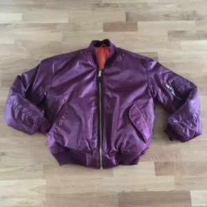  - Snygg VINRÖD bomberjacka med orangeat foder! Superfin! Den ser lila ut på den första bilden men är vinröd! Så snygg bomber! Unisexmodell✨😀❤️💕

Eventuell frakt betalas av köparen😙😙❣️