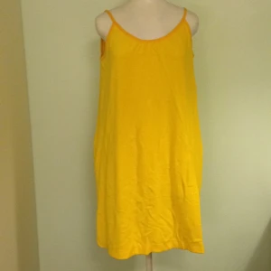  - Rymlig strandklänning i gul velour. Vintage 70-tal. Kan skickas. 