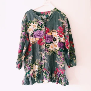  - Grå och blommig blus med liten volang nere på kanten! Den är köpt på second hand och använd typ tre gånger. Fint skick! 
Köparen står för frakten ✨✨