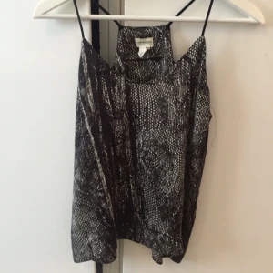  - Linne i storlek 36. Sparsamt använd. Jag har sytt upp axelbanden, se bild 3. 