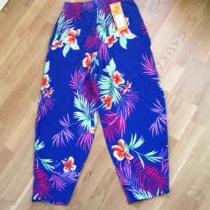  - Superfina blommiga byxor från Beyond Retro! Säljes pga fel storlek :( aldrig använda. Lappen är kvar. Storleken är ca S-M. Nypris 239kr.