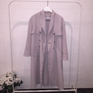  - Säljer nu min fina trenchcoat från Urban Outfitters märket "light before dark". 
Inköpt för 1500kr om jag minns rätt. 
Hör av dig om du har några frågor! ☺️