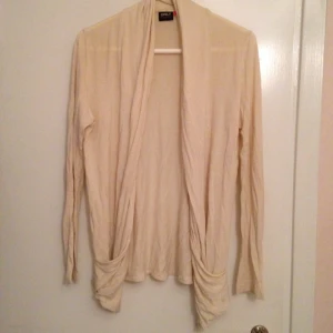  - Längre tunn kofta med vida fickor. Fint skick. Kan skickas mot fraktkostnad.