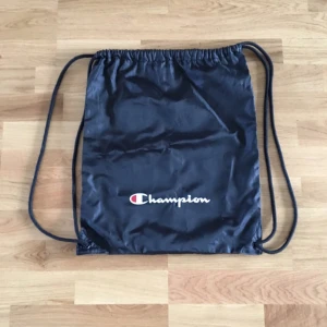  - Svart gympapåse från Champion i kanonskick, använd en gång. 😀😀😀✨💕