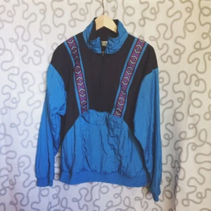  - cool jacka/sweater/windbreaker. riktigt skön med stor ficka på magen!

kan mötas upp runt malmö/skicka mot frakt 🌸