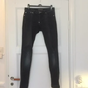 - Acne jeans. Bra skick, måttligt använda. "Boyfriend's cut" Tar swish, köparen står för frakten. 