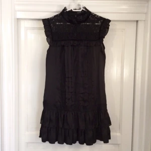  - Svart klänning med spets från VILA. Fint skick!