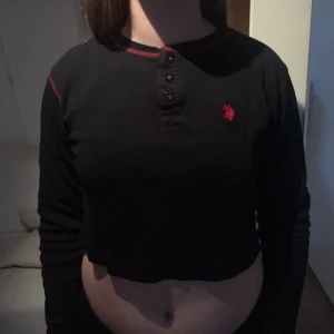  - Jättefin svart sportig croptop med röda detaljer från Polo ralph lauren, köpt second hand.