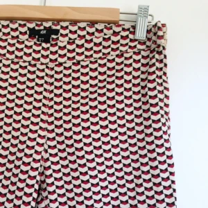  - Byxor i göttigt retromönster!
Märke: H&M

•
~🌸🌺🌸~
Priser alltid diskuterbara!
Möte i Sthlm/Köpare står för frakt
Swish/Bank/Paypal/Cash is Queen 👑
~🌸🌺🌸~
•