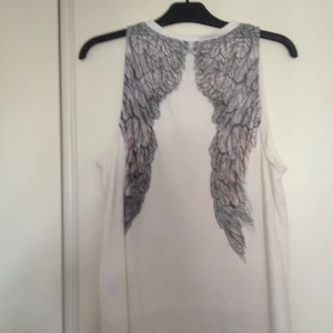  - Linne vitt med vingar på ryggen. Mjukt som attans! Aldrig använt. Köpt för 399kr. Perfekt med leggings då det är lite längre 