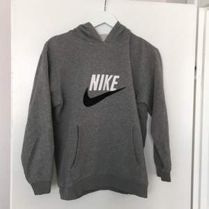 Grå ganska liten hoodie från Nike