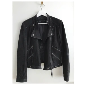  - Skinnjacka från zara i bikermodell. Skinnet ser nästan mer ut som mocka i strukturen. Köpt för ca 2000kr Fint skick.