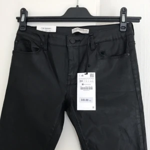  - Ett par byxor från Zara med "vaxad" yta. Väldigt snygga, men har aldrig använd dom och säljer dom därför vidare.