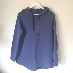  - Hoodie med satinband i luvan, extra lång och vid nertill. Från GinaTricot. Använd en gång. 