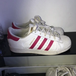  - Skitsnygga sparsamt använda adidas originals.