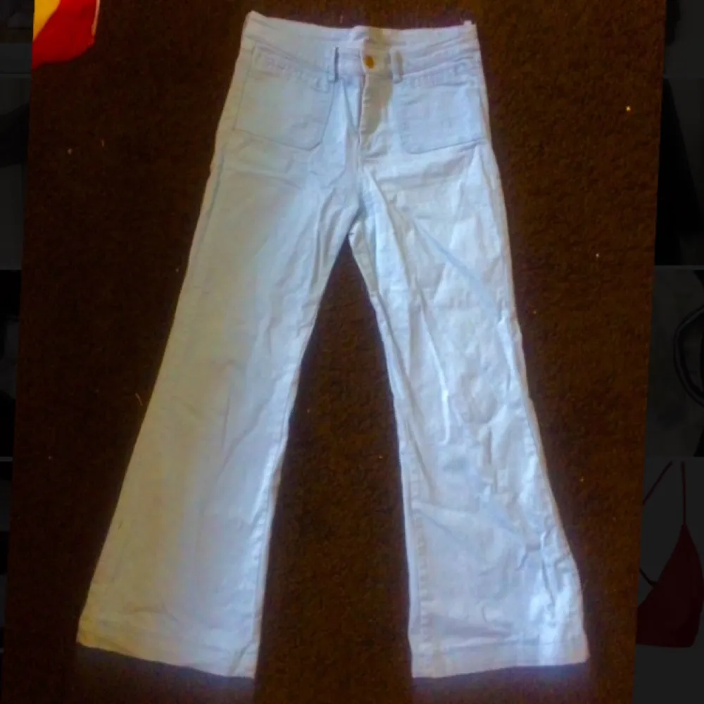 Utsvängda ljusblå jeans från H&M, knappt använda i bra skick.. Jeans & Byxor.