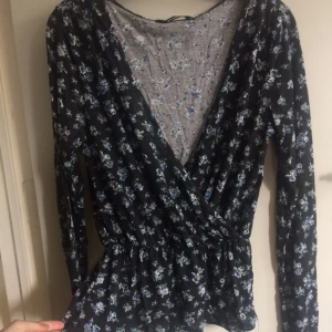  - Långärmad omlott tröja från Bikbok!