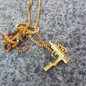  - Supreme Uzi Necklace - Guld kedja med Supreme intryckt. Fejk