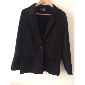  - Lång blazer från hm divided knappt använd som ny
