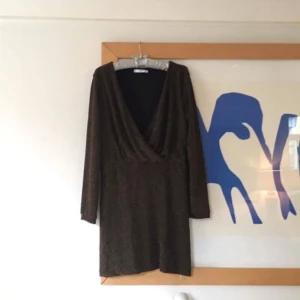  - glittrig klänning från mango ❄️ passar en 38 perfekt. Använd en gång så i väldigt fint skick!