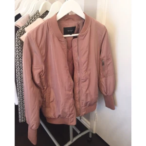  - Bomberjacka från Vila, gammelrosa färg. Använd en gång, som ny!