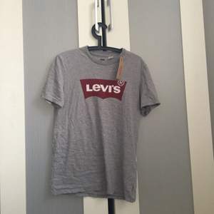 Helt ny oanvänd Levis t-shirt. Lite skrynklig på bilden då den legat i sin påse. Säljes pga för stor för mig, nypris 300kr. 