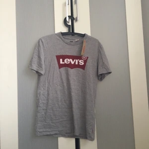  - Helt ny oanvänd Levis t-shirt. Lite skrynklig på bilden då den legat i sin påse. Säljes pga för stor för mig, nypris 300kr. 