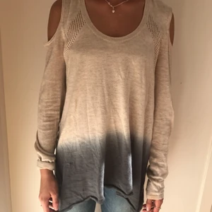  - DKNY tröja i storlek XS, passar även S då den är lite oversize  Betalning sker via swish  Köparen står för frakt Kolla gärna mina andra aktioner 