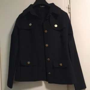  - Tunn jacka (men fodrad) i 100% polyester från Ida Sjöstedt i stl XS. 