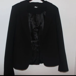  - Kavaj från BikBok storlek L i fint skick. 