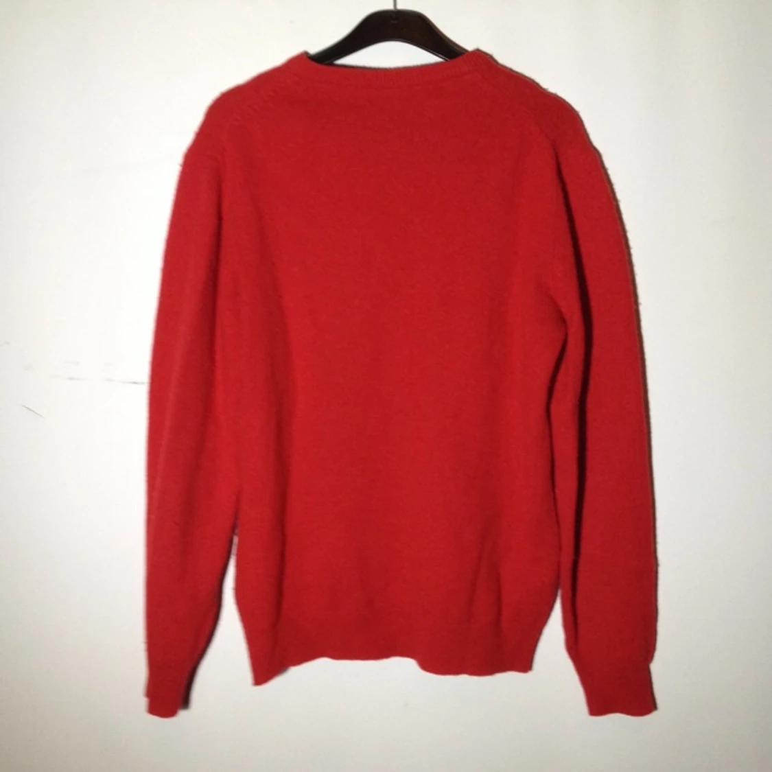 Röd stickad tröja, rätt så nopprig men schysst - 1383391578