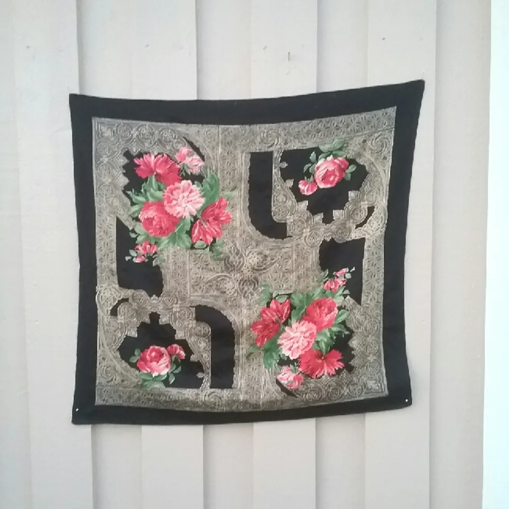 🌹🌺 Vintage scarf med blommotiv 🌹🌺 med en liten skavank, skickar bild om behövs!. Accessoarer.