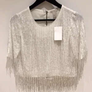  - Kortärmad topp från H&M med pärlor. Inköpt för ~500kr, aldrig använd, lappar kvar. 